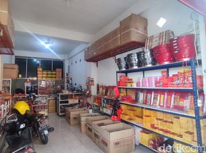 Pedagang Pernak-pernik Imlek di Lubuklinggau Keluhkan Sepi Pembeli