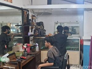 Tukang Cukur Asgar, Meraup Cuan dari Helai Rambut Kepala