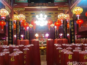 Bersih-bersih Wihara Jelang Imlek, Umat Buddha Harapkan Terhindar Bencana