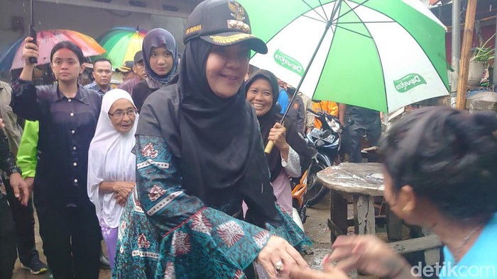 Walikota Bandar Lampung, Eva Dwiana ketika mendatangi lokasi banjir. Walkot Bandar Lampung umroh setelah banjir