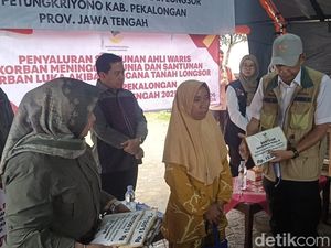 Wamensos Agus Jabo Salurkan Santunan untuk Korban Longsor Pekalongan