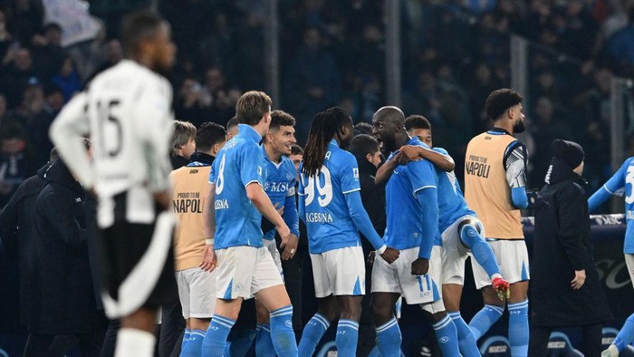 NAPLES, ITALY - JANUARY 25: Romelu Lukaku of SSC Napoli celebrates with his teammate André-Frank Zambo Anguissa after scoring goal 1-1 during the Serie A match between SSC Napoli and Juventus FC at Stadio Diego Armando Maradona on January 25, 2025 in Naples, Italy. (Photo by Giuseppe Bellini/Getty Images)