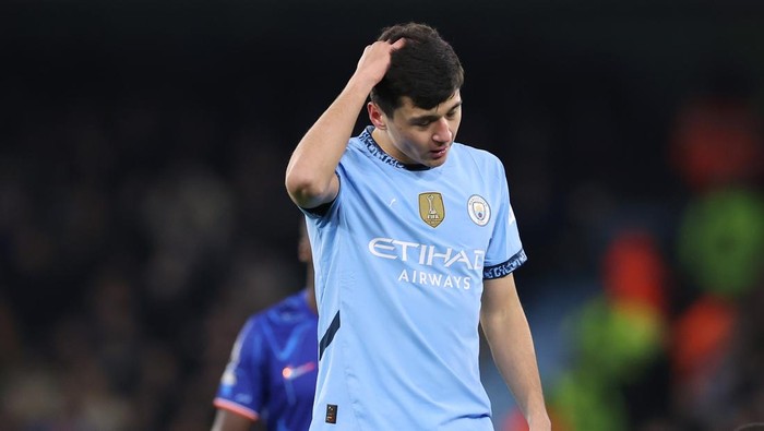 MANCHESTER, ENGLAND - JANUARY 25: Abdukodir Khusanov of Manchester City looks dejected during the Premier League match between Manchester City FC and Chelsea FC at Etihad Stadium on January 25, 2025 in Manchester, England. (Photo by Alex Livesey - Danehouse/Getty Images)