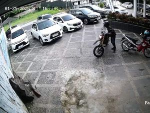 Pencuri di Bandar Lampung Gasak Motor Trail 10 Detik, Pelaku Terekam CCTV Pencuri di Bandar Lampung Gasak Motor Trail 10 Detik, Pelaku Terekam CCTV