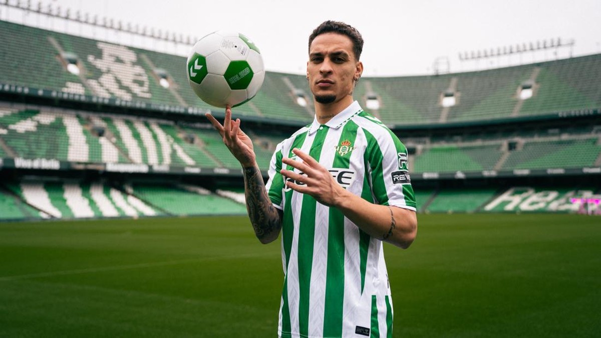 Antony resmi menjadi pemain Real Betis dengan status pinjaman sampai akhir musim, (Foto: akun X Real Betis)