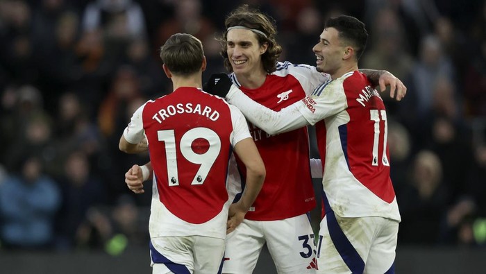 WOLVERHAMPTON, ENGLAND - JANUARY 25: Riccardo Calafiori, Gabriel Martinelli and Leandro Trossard of Arsenal celebrate 1st goal during the Premier League match between Wolverhampton Wanderers FC and Arsenal FC at Molineux on January 25, 2025 in Wolverhampton, England. (Photo by Neal Simpson/Sportsphoto/Allstar via Getty Images)