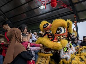 Atraksi Barongsai di Objek Wisata Tepi Gunung