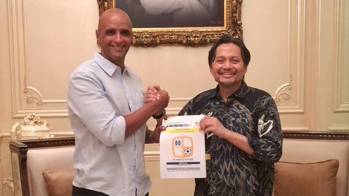 Vitor Tinoco bersama CEO PS Barito Putera, Hasnuryadi Sulaiman.