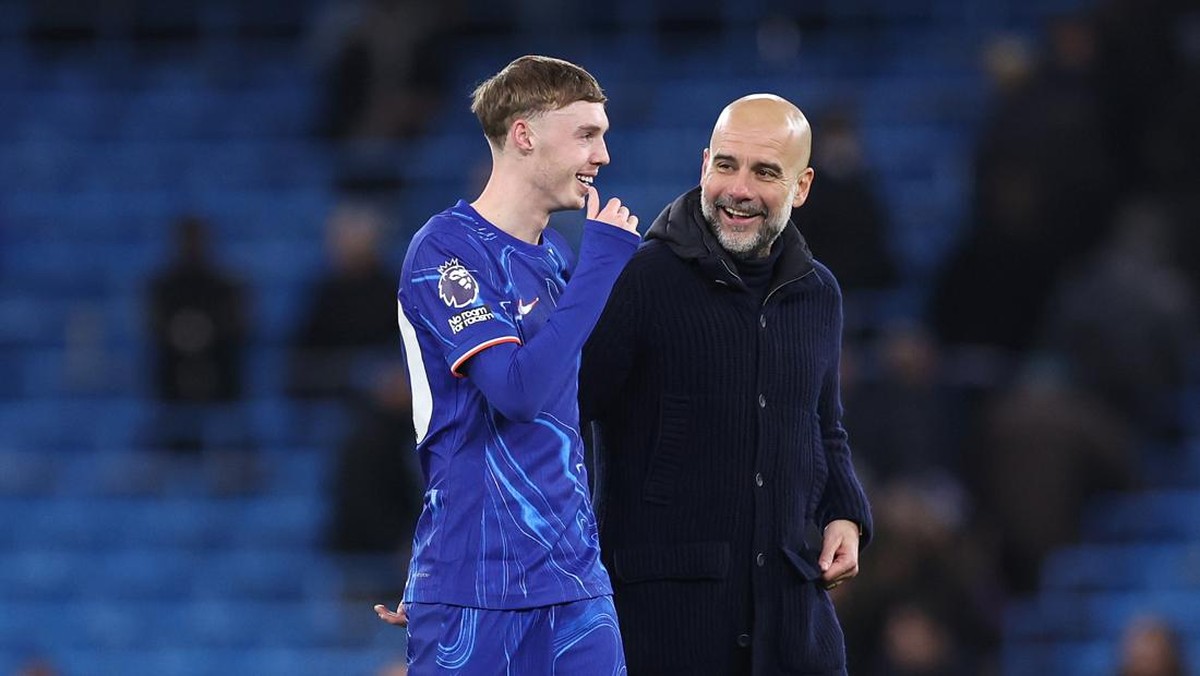 Cole Palmer dan Pep Guardiola usai laga Man City vs Chelsea. (Foto: Alex Livesey - Danehouse/Getty Images)