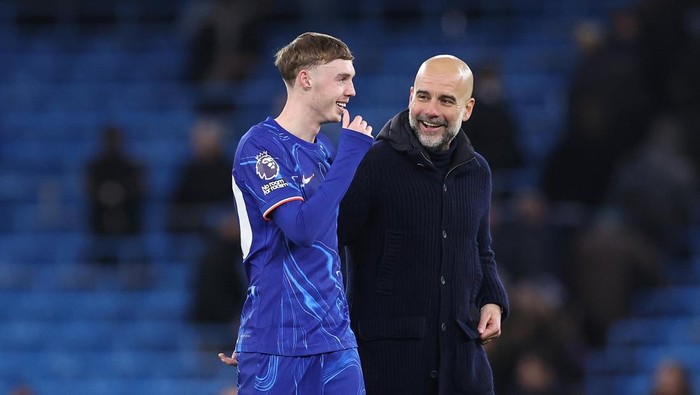 MANCHESTER, ENGLAND - JANUARY 25: Pep Guardiola the manager of Manchester City talks with Cole Palmer of Chelsea after the Premier League match between Manchester City FC and Chelsea FC at Etihad Stadium on January 25, 2025 in Manchester, England. (Photo by Alex Livesey - Danehouse/Getty Images)
