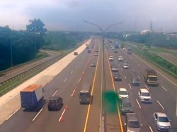 Video: Contraflow Diberlakukan di Km 47-65 Arah Cikampek Siang Ini