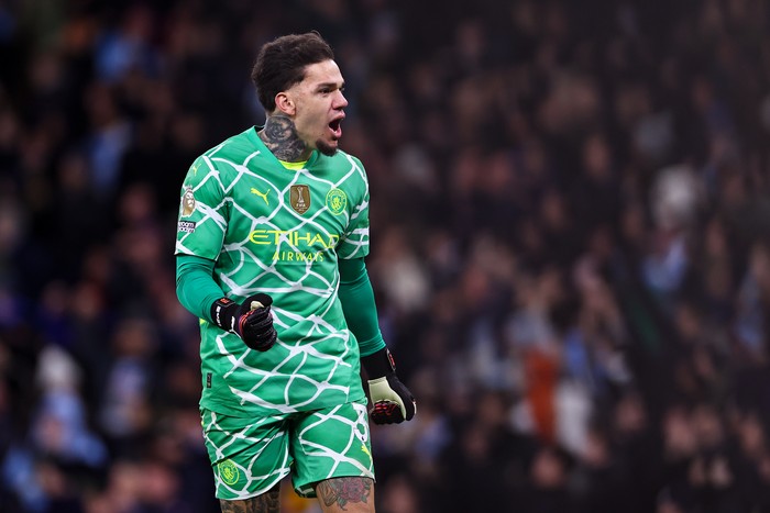 Ederson Moraes MANCHESTER, ENGLAND - JANUARY 25: Ederson of Manchester City celebrates during the Premier League match between Manchester City FC and Chelsea FC at Etihad Stadium on January 25, 2025 in Manchester, England. (Photo by Robbie Jay Barratt - AMA/Getty Images)