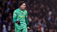 Tak seperti dulu, kini Ederson tak lagi memberi jaminan ketenangan di bawah mistar. Cedera juga kerap mengganggunya. Sempat menolak tawaran dari Arab Saudi, namun bisa saja situasinya berubah musim panas nanti. Foto: Getty Images/Robbie Jay Barratt - AMA