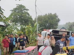 Identitas 18 Penumpang Elf Rombongan Wisata Religi yang Terguling di Bojonegoro