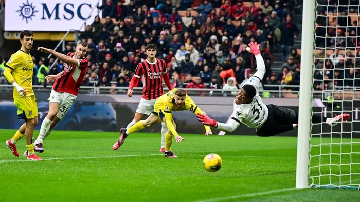 AC Milans Serbian defender #31 Strahinja Pavlovic scores his teams second goal, which was later disallowed, during the Italian Serie A football match between AC Milan and Parma at the San Siro Stadium, in Milan on January 26, 2025. (Photo by Piero CRUCIATTI / AFP)
