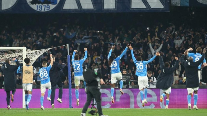 Napolis player celebrate after winning the Italian Serie A football match between Napoli and Juventus at the Diego Armando Maradona stadium in Naples on January 25, 2025. (Photo by Carlo Hermann / AFP)