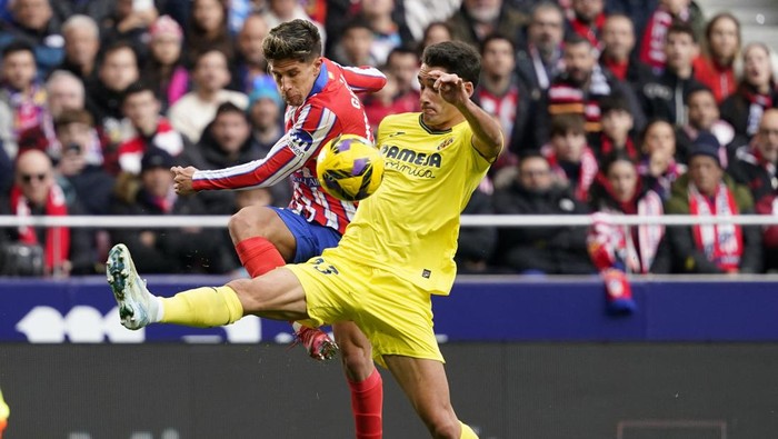 Soccer Football - LaLiga - Atletico Madrid v Villarreal - Metropolitano, Madrid, Spain - January 25, 2025 Atletico Madrids Giuliano Simeone in action with Villarreals Sergi Cardona REUTERS/Ana Beltran