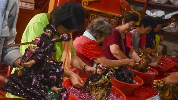 Ritual Suci: Memandikan Dewa-Dewi di Kampung Harmoni Ciamis