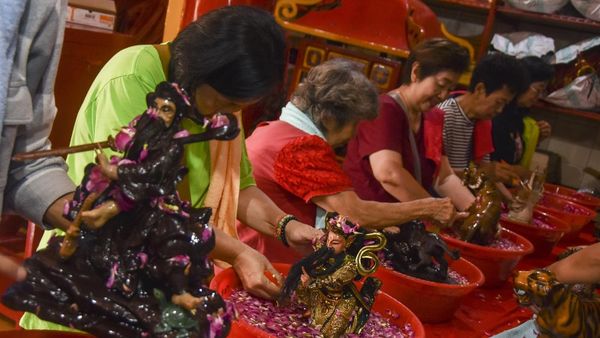 Intip Tradisi Memandikan Patung Dewa-Dewi di Kampung Kerukunan Ciamis