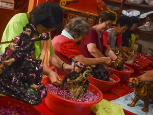 Intip Tradisi Memandikan Patung Dewa-Dewi di Kampung Kerukunan Ciamis