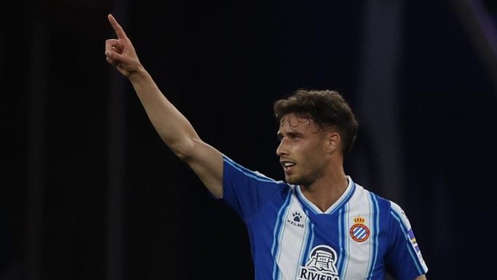 Espanyol's Javi Puado celebrates after scoring his side's opening goal during the Spanish La Liga soccer match between Espanyol and Barcelona at the RCDE stadium in Barcelona, Sunday, May 14, 2023. (AP Photo/Joan Monfort)