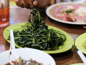 Jukut Goreng Populer di Warung Bu Imas Bandung, Ini Faktanya! Jukut Goreng Populer di Warung Bu Imas Bandung, Ini Faktanya!
