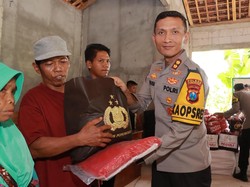 Kapolres Ponorogo Beri Bantuan 12 Warga Terdampak Longsor