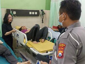 Sigra Pecah Ban Hantam Bus NS Trans di Tol Ngawi, 2 Orang Tewas