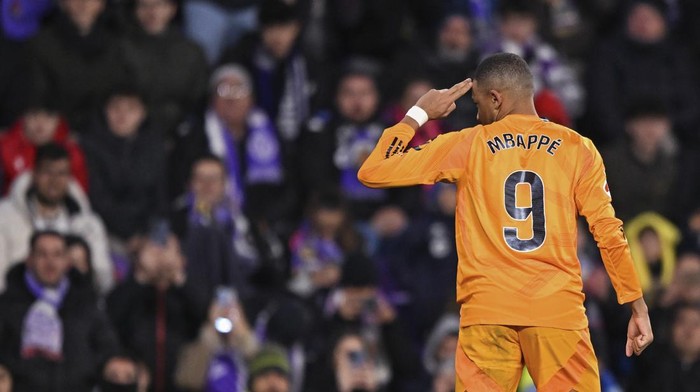 VALLADOLID, SPAIN - JANUARY 25: Kylian Mbappe of Real Madrid celebrates 0-3 during the LaLiga EA Sports  match between Real Valladolid v Real Madrid at the Estadio Nuevo Jose Zorrilla on January 25, 2025 in Valladolid Spain (Photo by Cesar Ortiz Gonzalez/Soccrates/Getty Images)