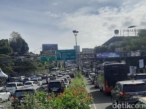 Lalin Padat, Polisi Berlakukan One Way Arah Puncak Pagi Ini Lalin Padat, Polisi Berlakukan One Way Arah Puncak Pagi Ini