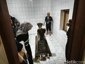 Misteri Makam Kuno di Dalam Ruko Cokronegaran Solo Misteri Makam Kuno di Dalam Ruko Cokronegaran Solo