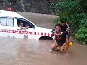 Ambulans Bawa Pasien di Mamuju Nyaris Terseret Arus Saat Lewati Sungai