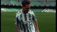 Dalam perkenalannya di Real Betis, Antony langsung pamer skill olah bola putar-putar. Foto: dok. Internet/X (Twitter)