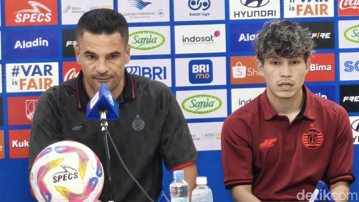 Pelatih Persija Jakarta Carlos Pena dan pemain Persija Ryo Matsumura saat konferensi pers usai laga melawan Persis Solo di Stadion Manahan, Minggu (26/1/2025).