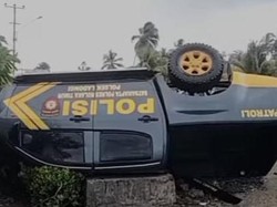Mobil Patroli Polisi Terbalik Usai Pecah Ban Saat Nyalip, 3 Petugas Selamat