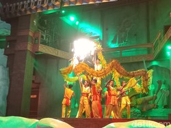 Turis Antusias Nonton Pertunjukan Api dan Arang Pertama di Bali