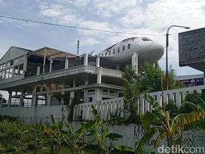 Eks Rumah Makan Pesawat di Sumedang Dijual Rp 3 Miliar Eks Rumah Makan Pesawat di Sumedang Dijual Rp 3 Miliar