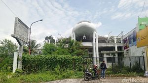 Melihat Isi Pesawat yang Bertengger di Atap Rumah Warga Sumedang