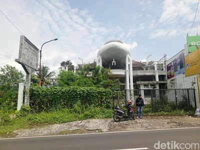 Melihat Isi Pesawat yang Bertengger di Atap Rumah Warga Sumedang