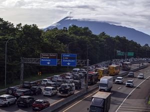 Potret Kepadatan Jalur Wisata Puncak Bogor Saat Libur Panjang
