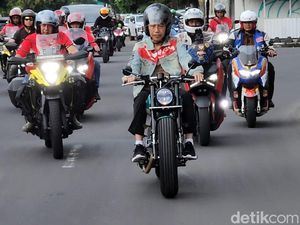 Jokowi Nyore Bareng Naik Motor di Solo