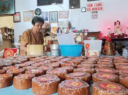Kesibukan Produsen Kue Keranjang Lampion Jogja, Bertahan Pakai Resep Otentik
