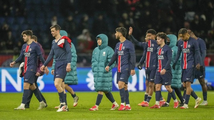 PSG players walk off the pitch after the French League One soccer match between Paris Saint-Germain and Reims at Parc des Princes stadium in Paris, Saturday, Jan. 25, 2025. (AP Photo/Michel Euler)