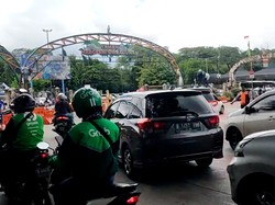 Video Ragunan Diserbu Pengunjung, Lalin Padat Merayap