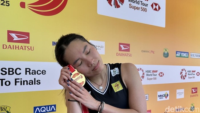 Ratchanok Intanon pamer pose tidur dengan medali juara Indonesia Masters 2025. Foto: Mercy Raya/detikcom