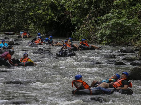 Sensasi Menyusuri Sungai dengan Ban di Kabupaten Serang