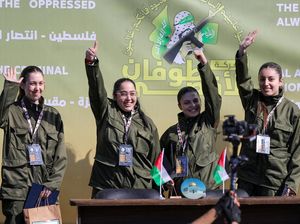 Senyum Semringah Tentara Wanita Israel Usai Dibebaskan Hamas