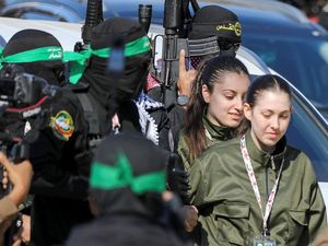 Momen Hamas Bebaskan Sandera Tentara Wanita Israel Agam Berger