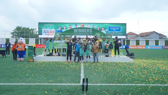Pelatih Timnas Putri Indonesia, Satoru Mochizuki, memantau perkembangan sepakbola usia dini. Pria yang akrab disama Coach Mochi itu menilai ada banyak potensi.

Coach Mochi hadir langsung dalam perhelatan MilkLife Soccer Challenge All-Stars digelar di Supersoccer Arena, Kudus, Minggu (26/1/2025). Laga pamungkas mempertemukan siswi dari Kudus dan Solo.