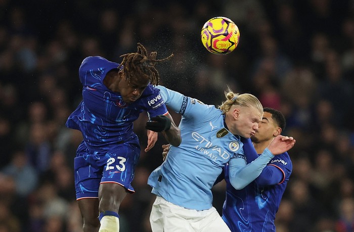 Soccer Football - Premier League - Manchester City v Chelsea - Etihad Stadium, Manchester, Britain - January 25, 2025 Chelseas Trevoh Chalobah and Chelseas Levi Colwill in action with Manchester Citys Erling Haaland Action Images via Reuters/Lee Smith EDITORIAL USE ONLY. NO USE WITH UNAUTHORIZED AUDIO, VIDEO, DATA, FIXTURE LISTS, CLUB/LEAGUE LOGOS OR LIVE SERVICES. ONLINE IN-MATCH USE LIMITED TO 120 IMAGES, NO VIDEO EMULATION. NO USE IN BETTING, GAMES OR SINGLE CLUB/LEAGUE/PLAYER PUBLICATIONS. PLEASE CONTACT YOUR ACCOUNT REPRESENTATIVE FOR FURTHER DETAILS..